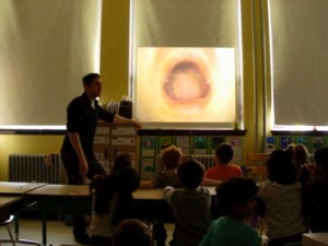 Expo portative l'animateur Christian Bujold en classe - Crédit : Dazibao