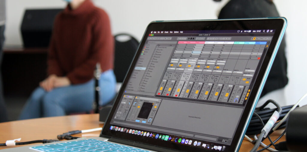 projet médiation culturelle Musique et électronique à la portée de la main