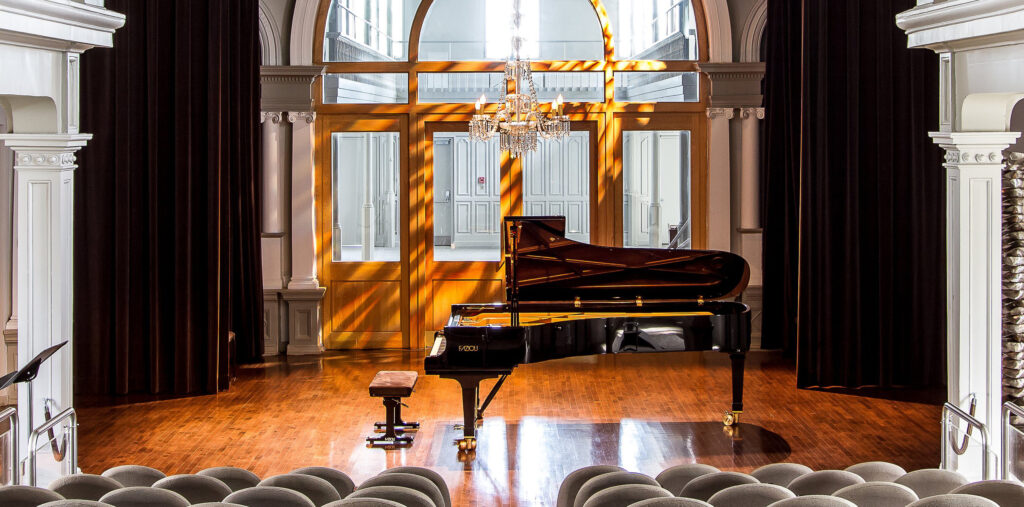 Piano à queue, dans une salle de concert patrimoniale aménagée dans la Chapelle historique du Bon-Pasteur.