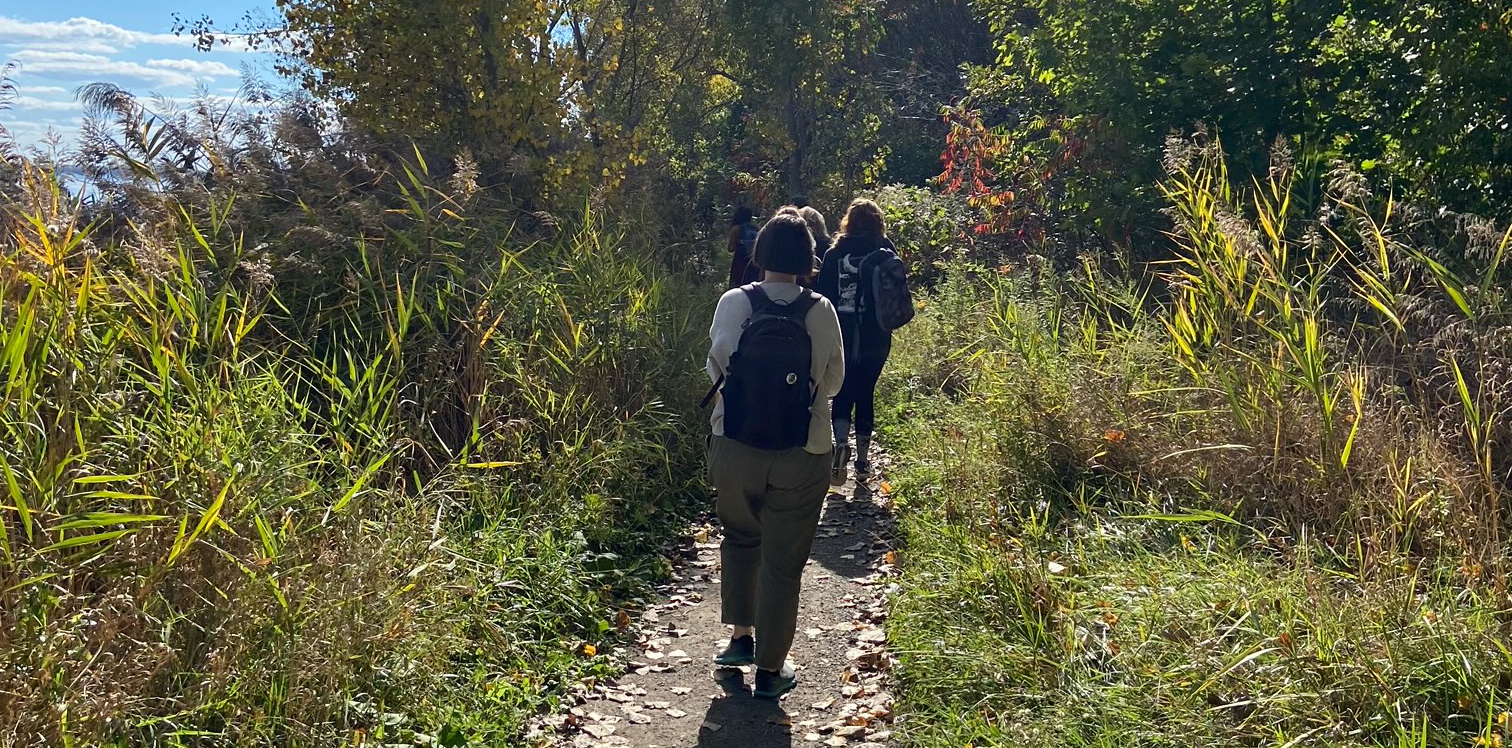 Promenade d'exploration de la nature urbain pour le projet de médiation culturelle Les saisons enracinées.